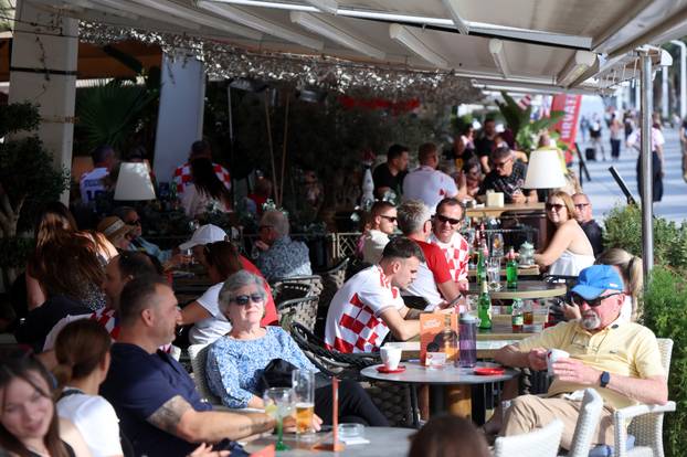 Split: Navijači hrvatske reprezetacije na Rivi