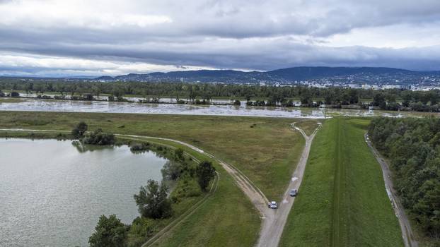 Zagreb: Pogled iz zraka na kanal Odra-Sava koji je već dijelom poplavljen