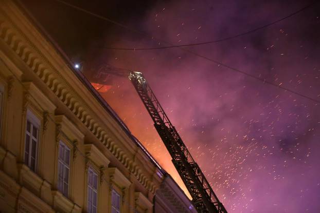 Zagreb: Na krovištu zgrade na Zrinjevcu buknuo požar