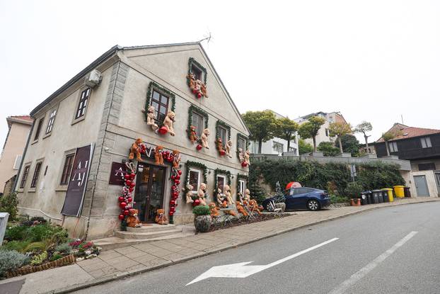 Zagreb: Kuća u Maloj ulici ukrašena za advent