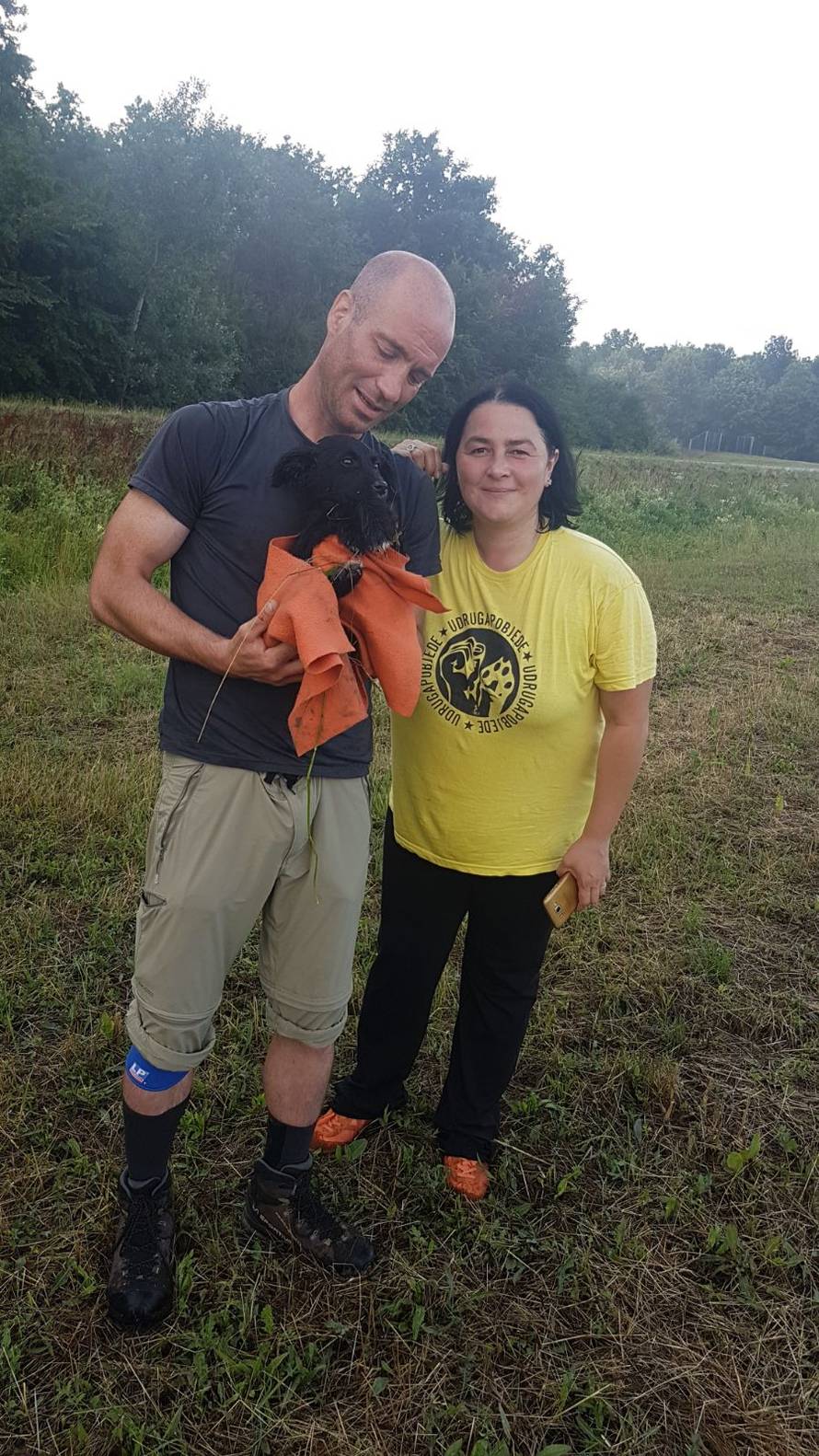 Na svom putu dugom 2000 km spasili su dva izgladnjela psića