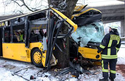 Autobus pun djece zabio se u stablo, 25 ozlijeđenih u nesreći