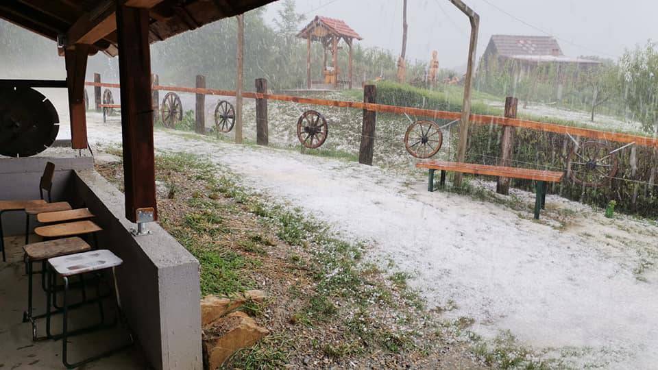 'Padala je 20 minuta bez kiše, sve je otišlo, vinograd, vrtovi...'