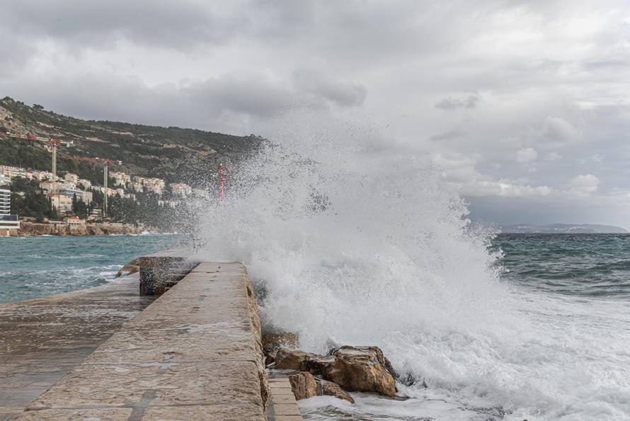 Dubrovnik: Potraga za tijelom muškarca kojeg su povukli valovi je obustavljena