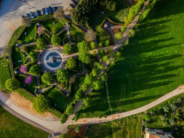 Međugorje: Poslijepodnevna misa ispred crkve sv. Jakova na Uskrs