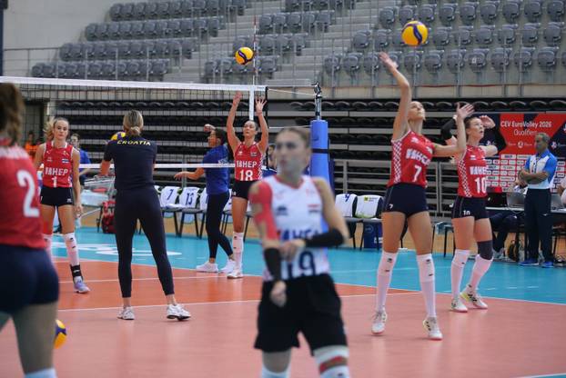 Zagrijavanje odbojkašica uoči početka susreta Hrvatske i Kosova u kvalifikacijama za odlazak na Europsko prvenstvo