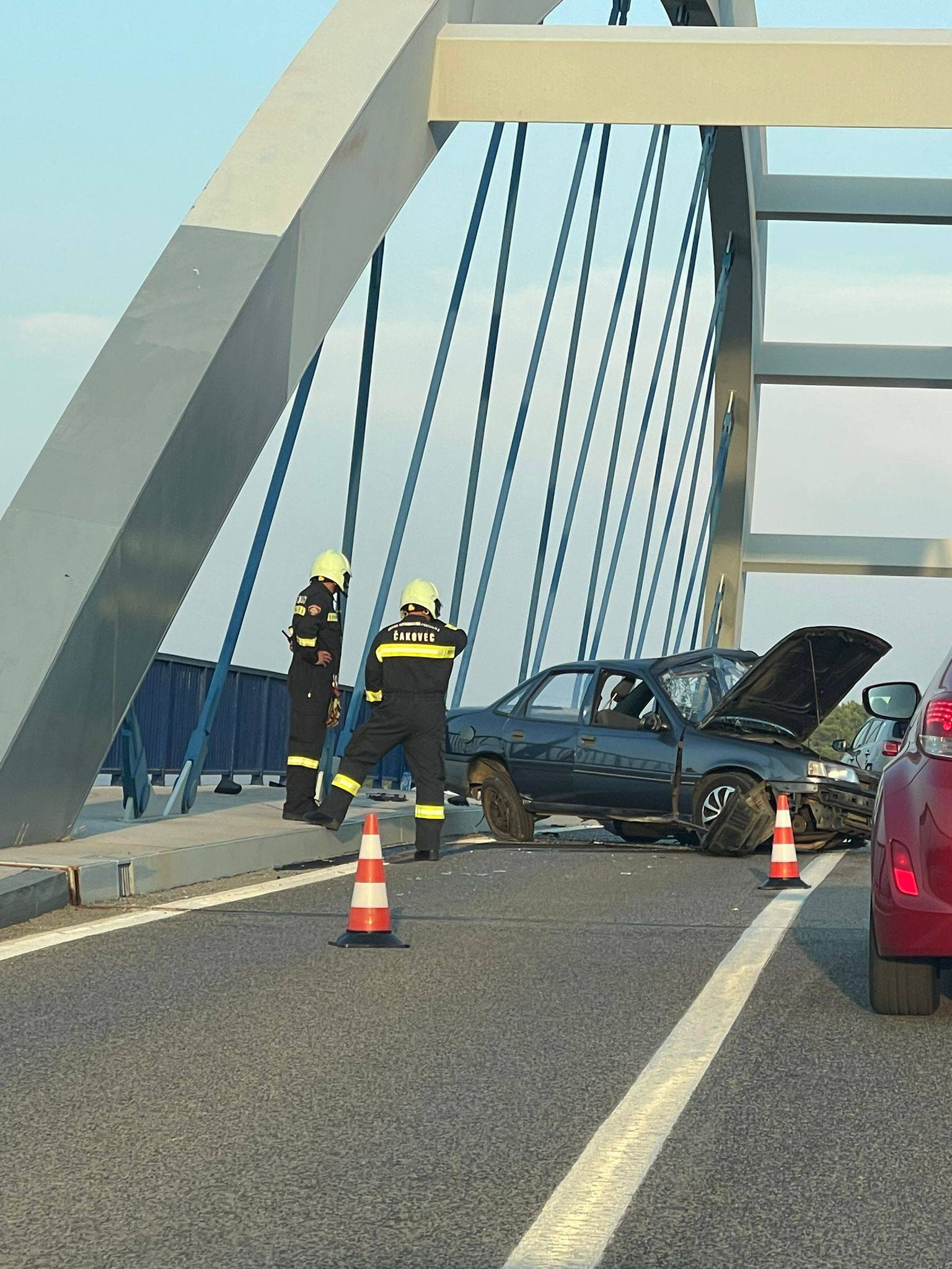 Dvoje ozlijeđenih u sudaru automobila na mostu Ždrelac
