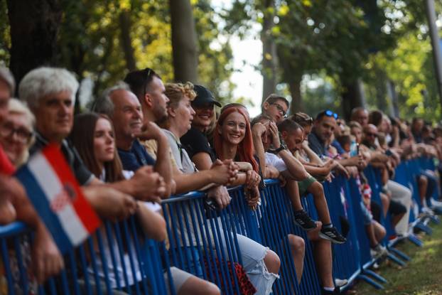 Zagreb: Građani s raznih lokacija prate vojni mimohod