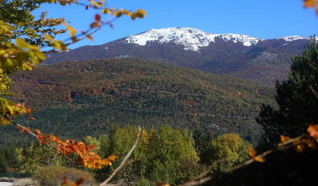 Vrh planine Lička Plješivica kod Korenice prekriven je snijegom