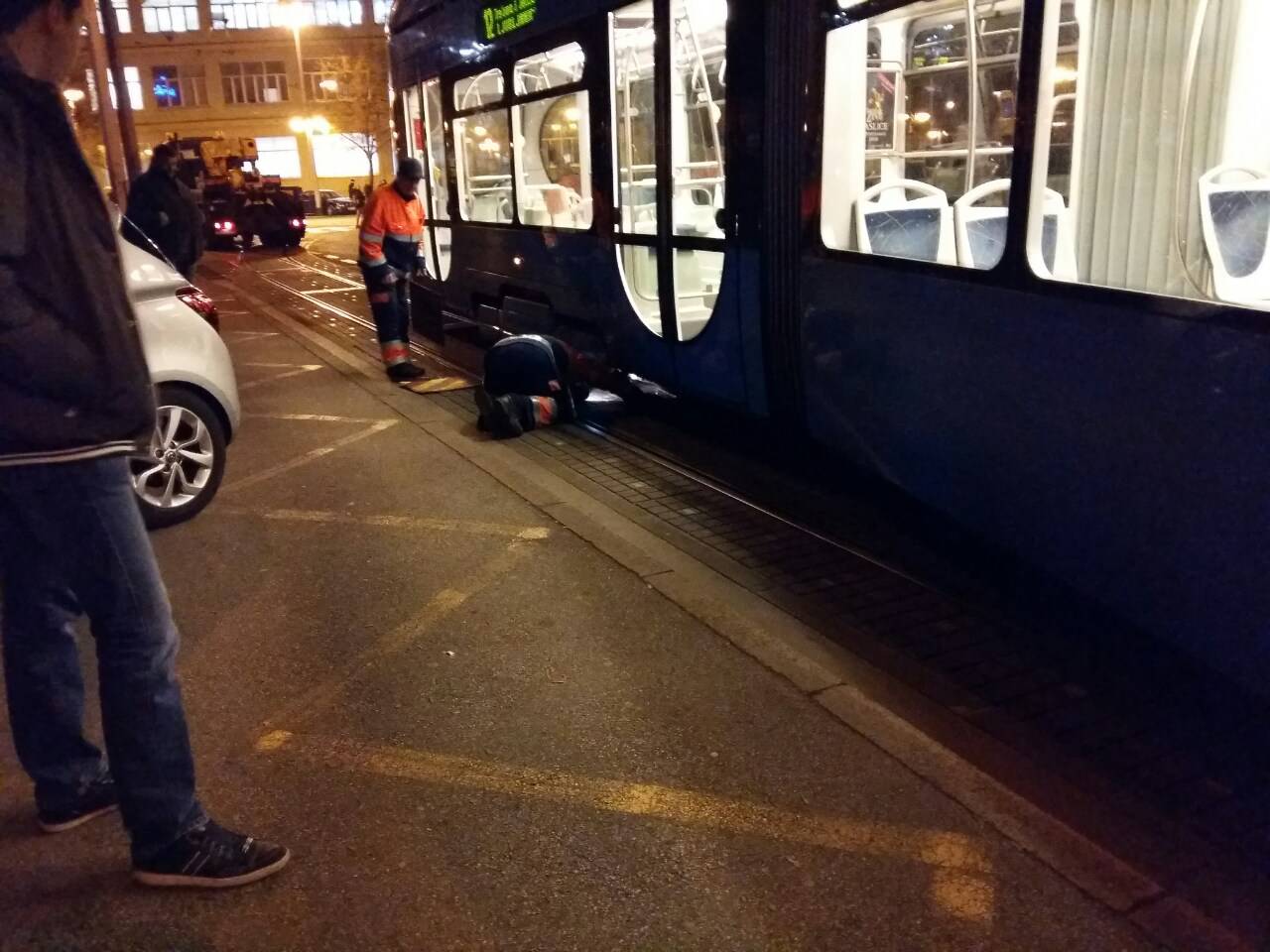 U Zagrebu je tramvaj iskočio iz tračnica: Putnici ostali u šoku