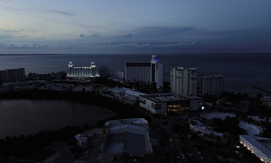 Power grid collapse triggers blackout across southeastern Mexico