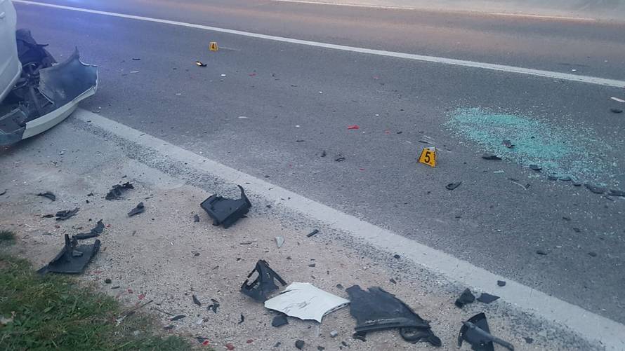 Zbog prevelike brzine sletjela s ceste i udarila u parkirani auto