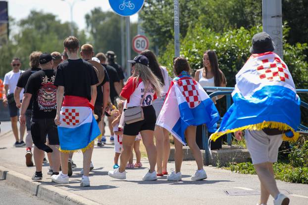 Zagreb: Obožavatelji idu prema fan zonama gdje će čekati ulazak u Hipodrom
