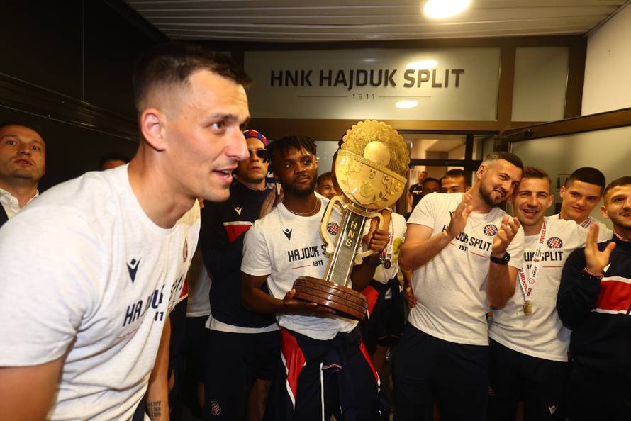 Split: Navijači dočekali igrače Hajduka na Poljudu nakon osvojenog nogometnog Kupa