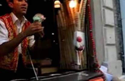 Prodavač sladoleda raznim akrobacijama izludio kupce