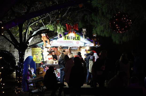 Šibenik: Šibenska Adventura zapo?ela koncertom Parnog valjka u perivoju Roberta Visianija