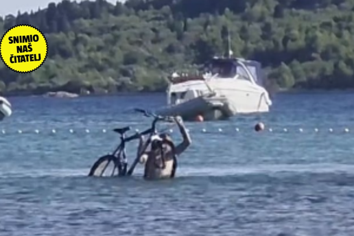 IMA PEDALE, A NIJE PEDALINA! U Vodicama plivao s biciklom: 'Htio je oti&cacute;i do Prvi&cacute;a s njim'
