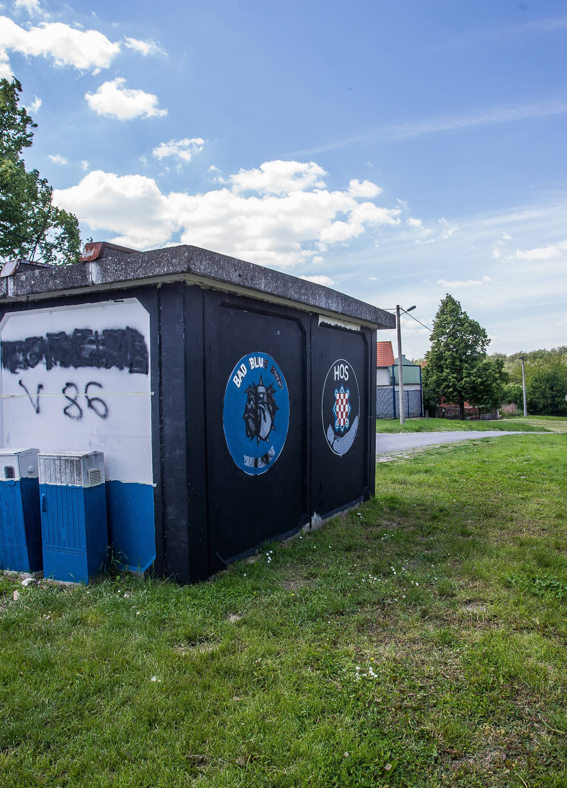 U Vukovaru izbrisan 'Za dom spremni' ispod grafita HOS-a