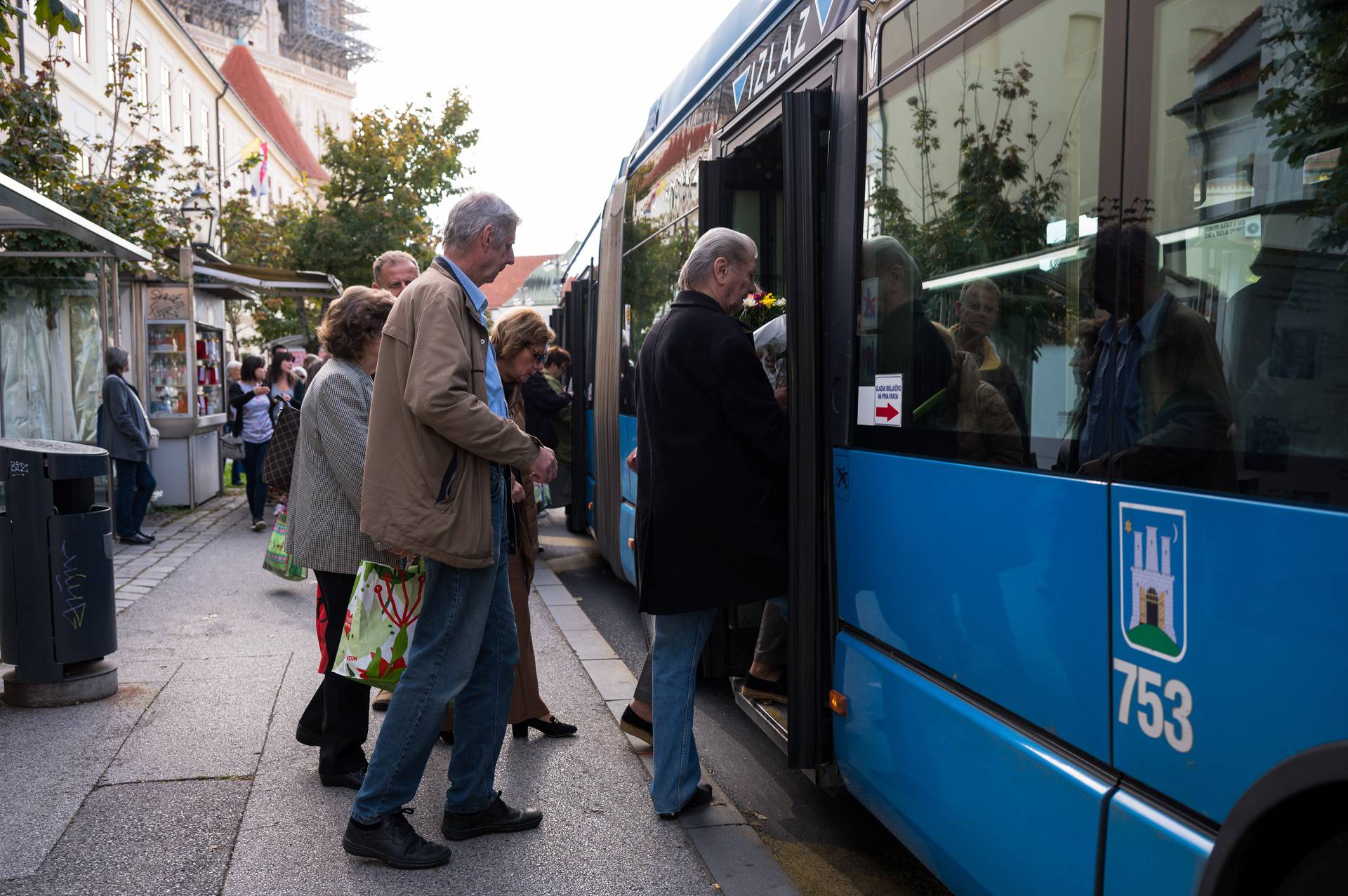 Zagreb: Brojni građani čekaju autobus za Mirogoj i Krematorij