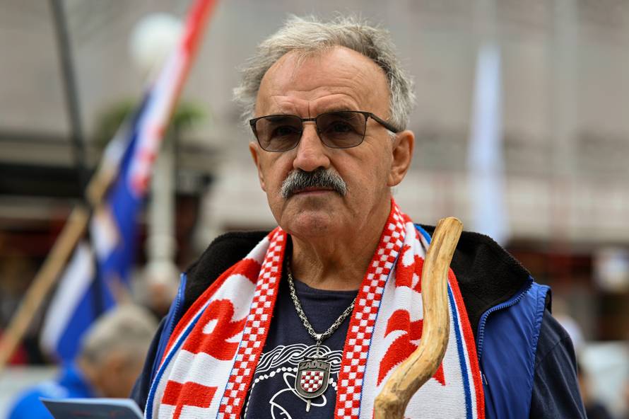 Zagreb: Muška molitva krunice na Trgu bana Josipa Jelačića