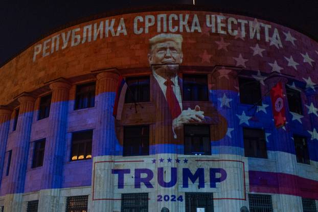 Banja Luka: Palača Republike u bojama zastave SAD-a i likom Donalda Trumpa