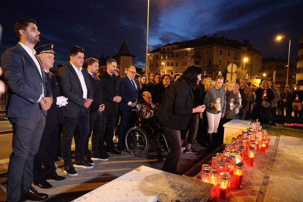 Split: Odana  počast svim žrtvama Vukovara kraj spomenika „I u mom gradu Vukovar svijetli“