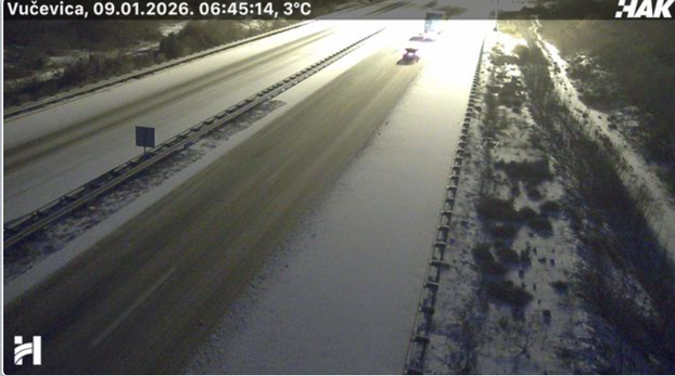 FOTO Snijeg, led i debeli minusi: Pogledajte stanje na cestama, u Lici i Dalmaciji pada snijeg