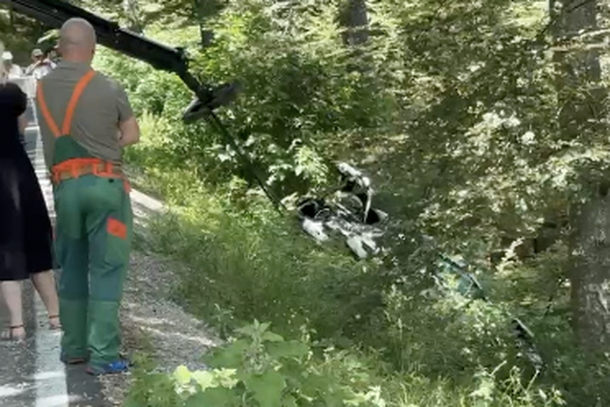 Slupani skupocjeni Mercedes izvukli iz &scaron;ume na Sljemenu