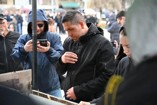 Kočani: Građani odaju počast poginulima u požaru diskoteke