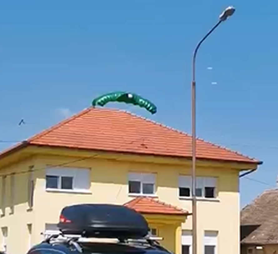 'Imao je sreće': Padobranac im prisilno završio u dvorištu kuće