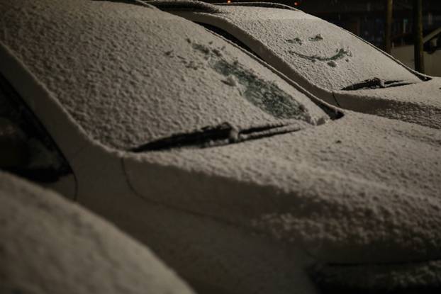 Jak snijeg počeo je padati u večernjim satima u Zagrebu