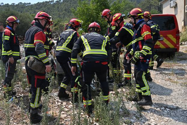 FOTO Kanaderi cijeli dan u akciji: Pogledajte kako gase požare diljem Dalmacije