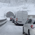 VIDEO Zapeli u snijegu na A6: 'Više od sat vremena stali smo u koloni kod Delnica, baš pada'