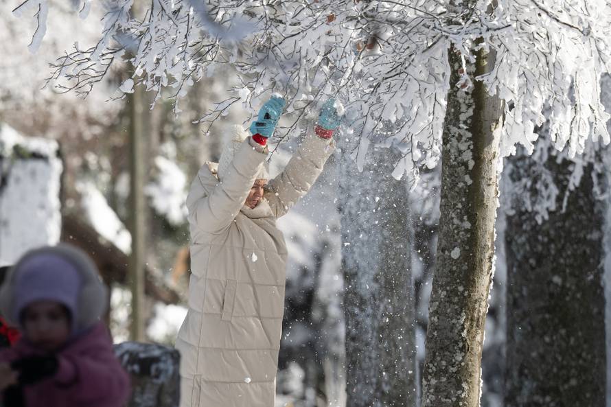 Zagreb: Građani uživaju u suncem okupanom Sljemenu 