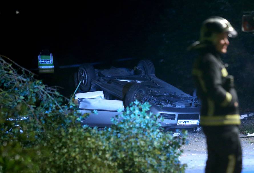 Opet tragedija: Autom sletio s ceste, poginula su dva mladića