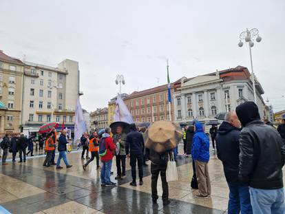 Kleče, mole, snimaju... Muška molitva na trgovima diljem Hrvatske, stigli i prosvjednici