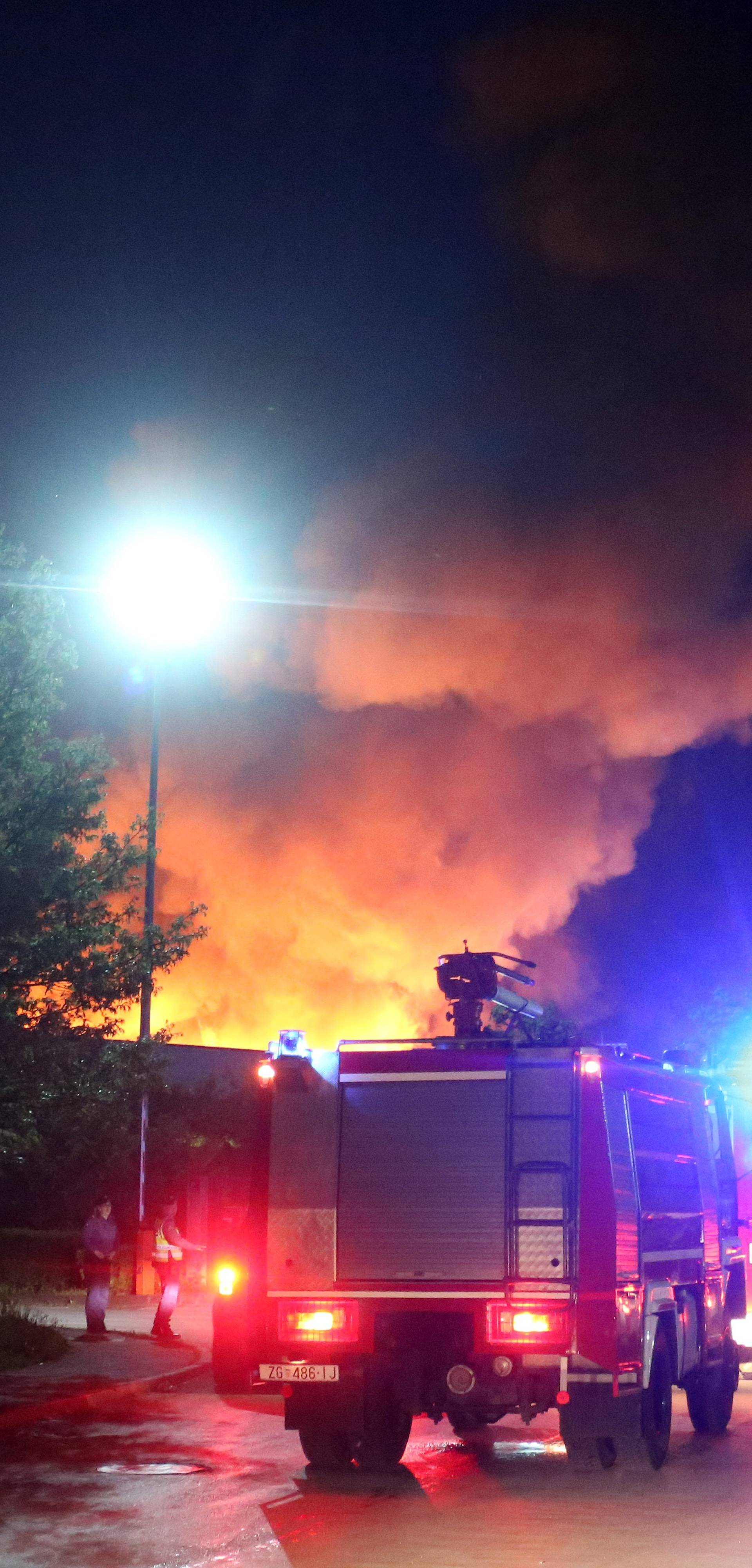 144 vatrogasca borilo se s požarom: 'Gori planina smeća'