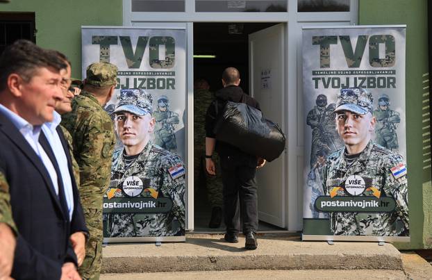 Ministar Anušić i general Kundid na prvom danu TVO-a na Slunju