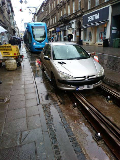 Upao u rupu u Jurišićevoj ulici: Prouzrokovao zastoj tramvaja