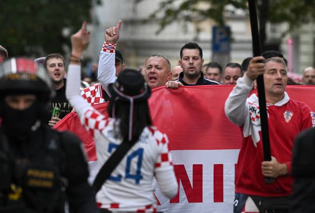 Prag: Hrvatski navijači u korteu idu do stadiona