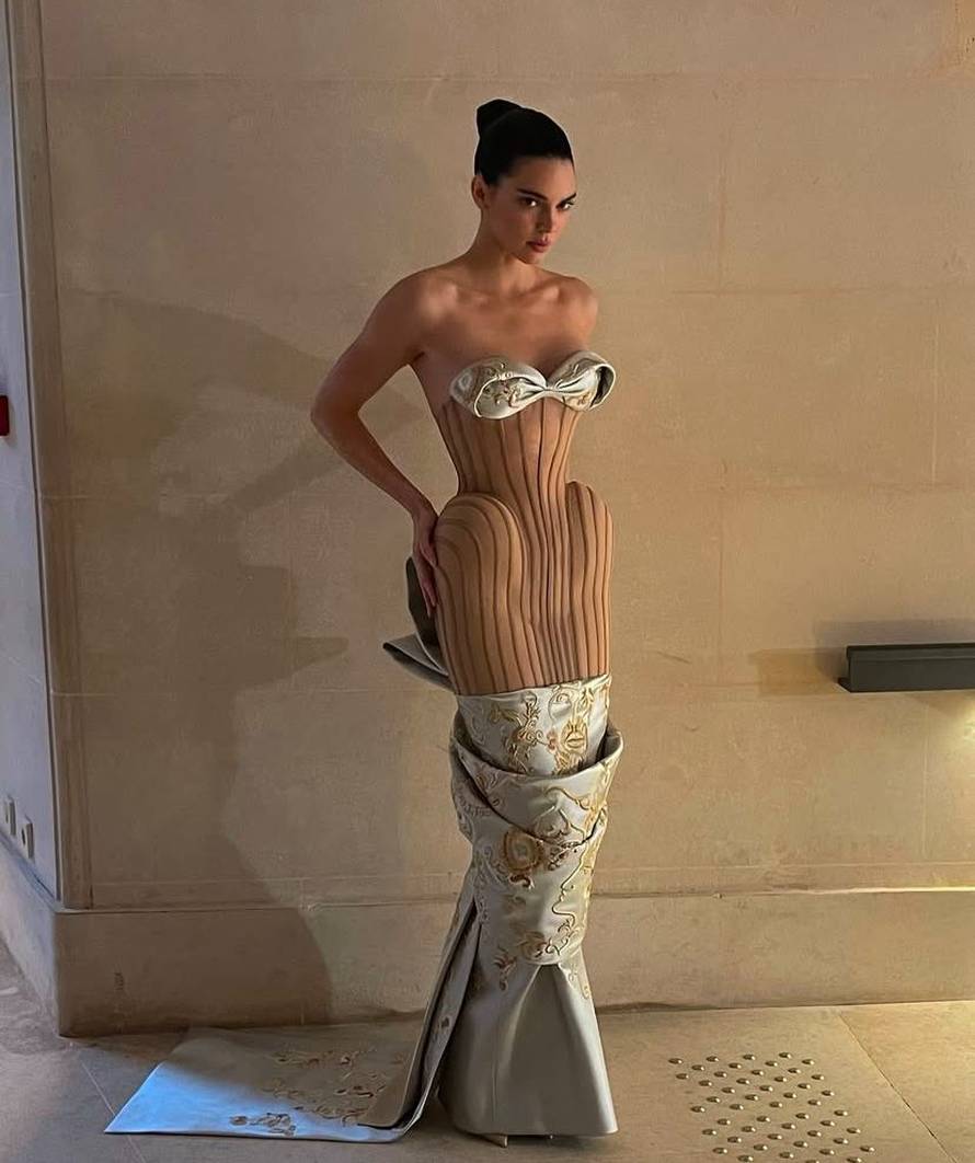 Kakva haljina! Kylie Jenner je pokazala jako duboki dekolte