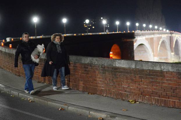 Sisak: U spomen na Å¾rtvu Vukovara na Starom mostu zapaljene su svijeÄe