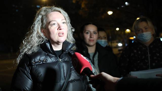 Roditelji odgojitelji i njihova djeca pred Gradskom upravom u Zagrebu pale lampaše