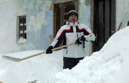 Ministar Matić je s braniteljima čistio snijeg pokraj Samobora