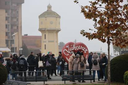 FOTO Šalovi, široki osmijesi i magla: Ljudi iz cijele Hrvatske stigli su u Vukovar na obljetnicu