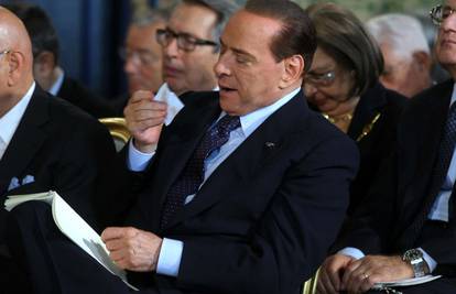 Pokazao 'pravo lice': Silvio sa čela obrisao debeli sloj pudera