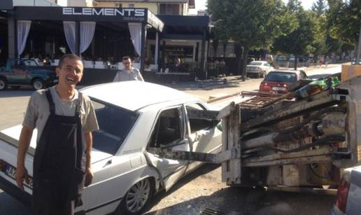 Viličarem u auto: Mladiće od smrti spasili nasloni za glavu