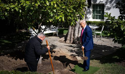 Ovako to izgleda kad se Trump uhvati lopate u ruke, posadio MAGAnoliju u vrtu Bijele ku&cacute;e