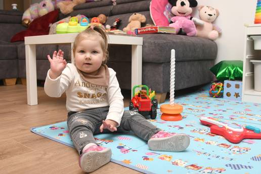 An&dstrok;elina (2) ima vrlo rijetku bolest! Roditelji: 'U Bostonu postoji nada da ona ozdravi'