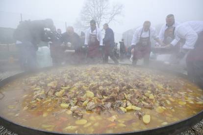 FOTO U Oroslavju pripremljena najveća peka na svijetu